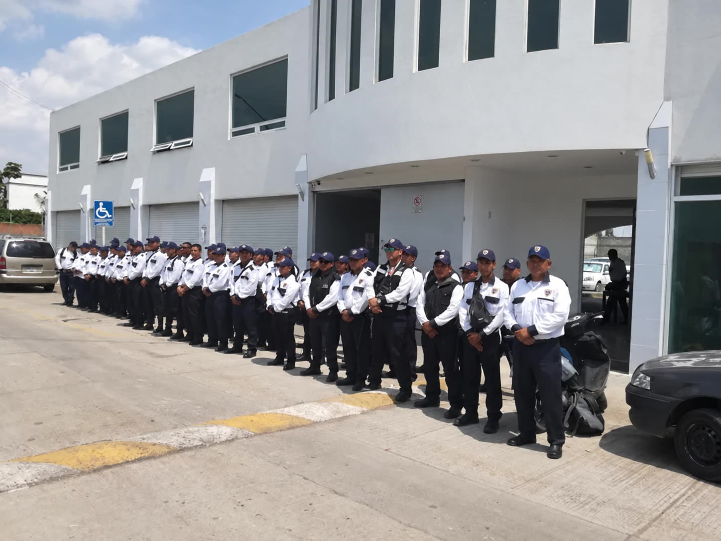 Personal operativo de ARZAA Seguridad Privada en formación antes de su turno.