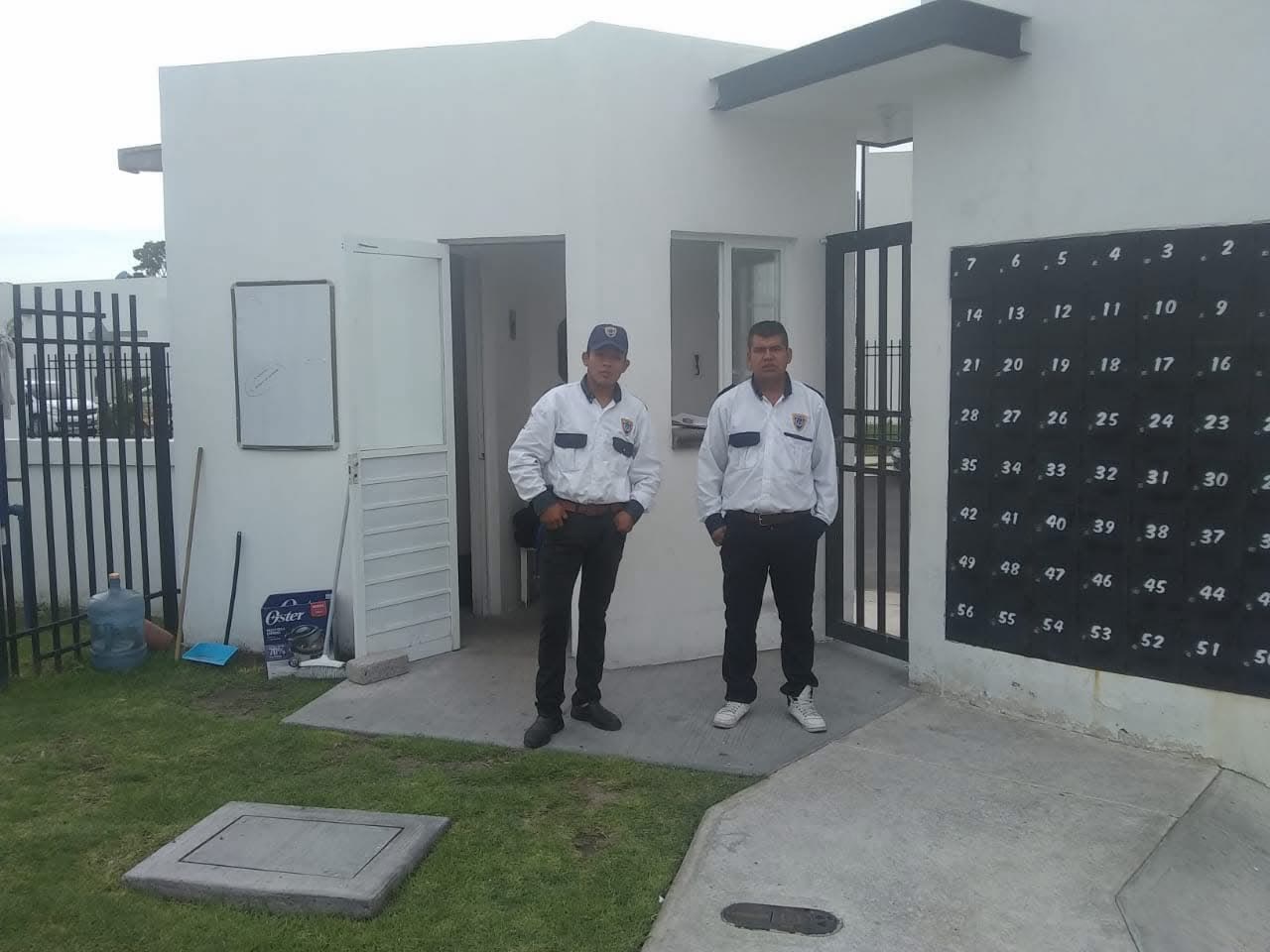 Guardias de ARZAA Seguridad Privada en el acceso de un desarrollo residencial.