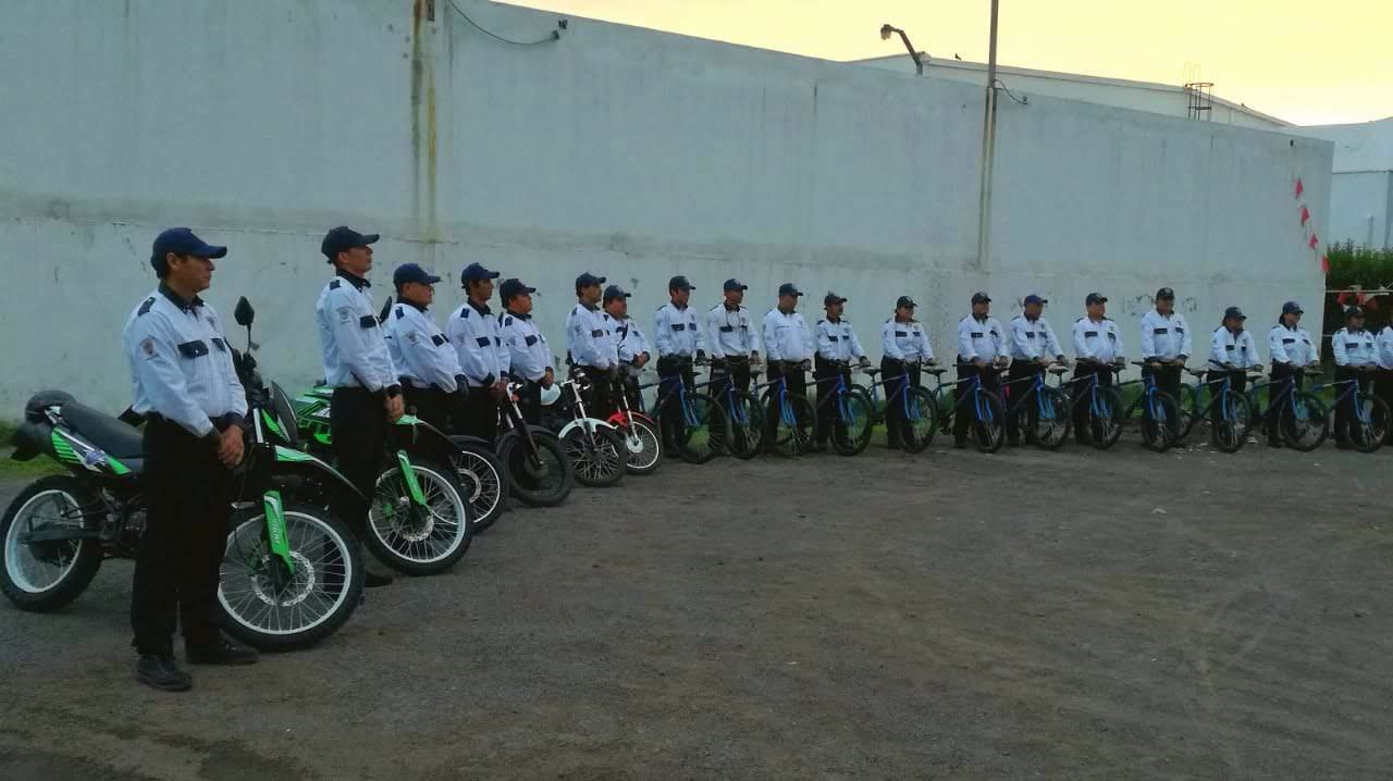 Guardias de ARZAA Seguridad Privada formados con motocicletas y bicicletas de patrullaje.