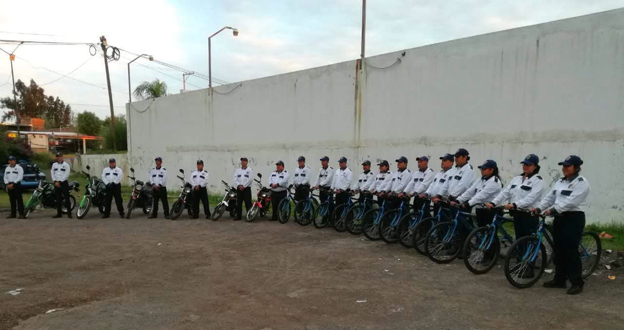 Personal de ARZAA Seguridad Privada con unidades motorizadas y bicicletas listas para el servicio.
