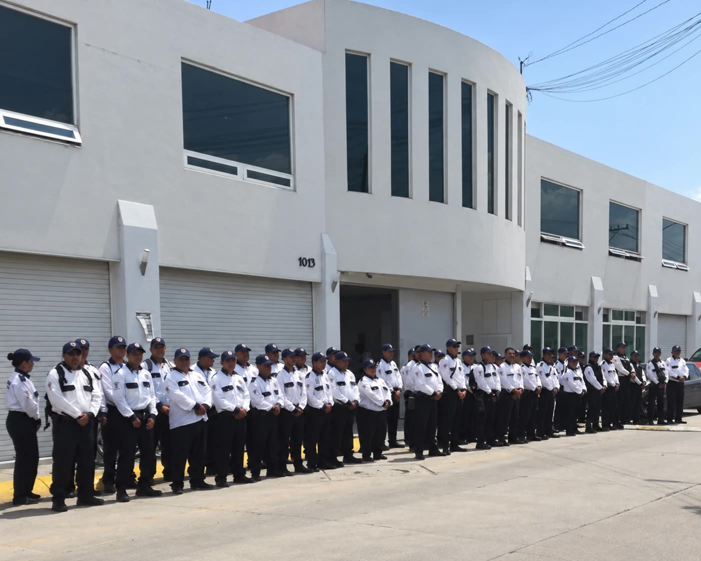 Personal de ARZAA Seguridad Privada en formación frente a sus instalaciones.